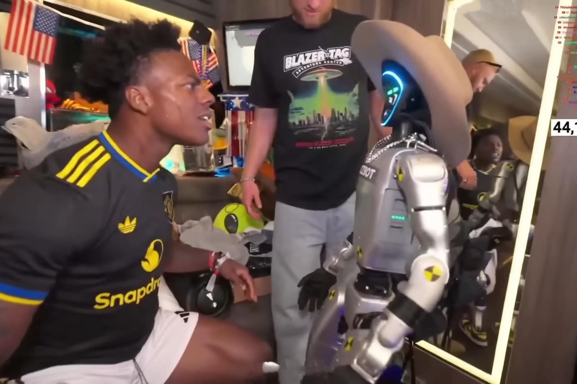 یک مرد جوان مقابل یک ربات انسان‌نما